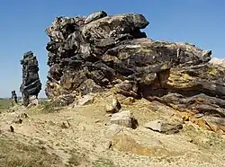 Felsformation der Teufelsmauer mit markanten, zerklüfteten Sandsteinfelsen unter klarem Himmel