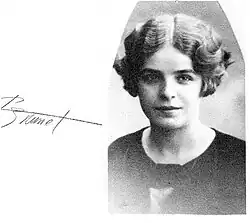 Dieses Bild zeigt eine in schwarz-weiß gehaltene Fotocollage. Im rechten Bereich ist ein Ausschnitt einer Fotografie von einem Oberkörperporträt von Thérèse Pierre zu sehen. Im linken Bereich ist ihre handschriftliche Unterschrift zu sehen. Die Unterschrift ist nicht sofort als ihr Name erkennbar. Der erste links versetzte Buchstabe mutet ein großgeschriebenes "T" an. Der Schrägstrich, welcher das arabisch geschriebene "T" ausmacht ist etwas unterhalb des Strichendes gesetzt. Sodass es eher ein Kreuz anmutet, der rechte Teil dieses Srtrichs fällt geschwungen nach unten ab. Dann ist ein nicht klar zu identifizierender Buchstabe groß geschrieben, leicht unterhalb des großen "T"´s. Es folgen keine klar erkennbaren klein-geschriebenen Buchstaben, etwa drei an der Zahl. dann kommt ein klar erkennbares kleines "e" und dann ein großer einzelner Strich, welcher im oberen Drittel von einem horizontalen gekreuzt wird. Dieser horizontaler Strich ist sehr lang und berührt auch den Anfangsbuchstaben, das große "T". Auf dem Porträt ist Pierre mit mittig gescheiteltem leicht gewelltem Haar zu sehen, welches voluminös gerade die Ohren bedeckt. Ihre linke Gesichtshälfte ist stark belichtet und ihr Kopf ist leicht nach links gerichtet, ihr Blick ist frontal Richtung Kamera, ihre Augen schauen leicht nach links oben, also nicht direkt in die Kamera. Sie hat sehr dichte ausgeprägte Augenbrauen, welche mit einem leichten Schwung am Ende dünner auslaufen. Ihr Mund ist geschlossen und verleiht dem Gesichtsausdruck eine Art Zufriedenheit. Sie trägt ein dunkles Oberteil, welches am Hals rund ausgeschnitten ist. Es ist nicht klar erkennbar, welche Art Oberteil sie trägt, mittig unterhalb des Halses ist etwas hellerer Stoff erkennbar. Durch die starke Körnung der Fotografie, welche dadurch leicht unscharf wirkt ist dies nicht genau zu bestimmen. An den Rändern ist die Körnung stark aufgehellt.