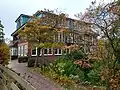 Hotel mit Café am nordöstlichen Ufer