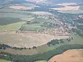 Thalbürgel im Jahr 2005. Burgareal in der Bildmitte (links neben den zwei großen Teichen)