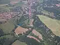 Im Bild Wassergrabenrest vor dem Burghügel sichtbar. Der vorgelagerte schmale Teich war möglicherweise ein Graben einer Vorburg oder eines Wirtschaftshofes.