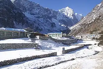 Thame im Vordergrund, im Hintergrund die Nordostwand des Tengkangpoche