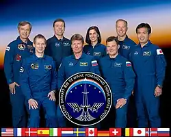 v. l. n. r. vorne: Frank De Winne, Gennady Padalka, Roman Romanenko hinten: Robert Thirsk, Michael Barratt, Nicole Stott, Tim Kopra, Koichi Wakata
