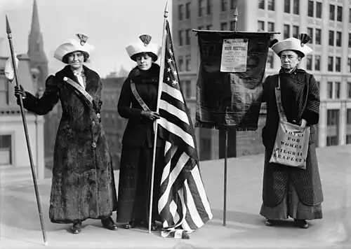 Links Mantel aus gerupftem Nutria. Frauenrechtlerinnen in den USA (um 1903)