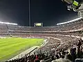 Das Monumental nach seinem Ausbau mit den neuen Tribünen, die direkt am Spielfeld liegen, im Frühling 2023