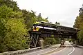 Die C&O Lok Nr. 8016 überquert die Route 28