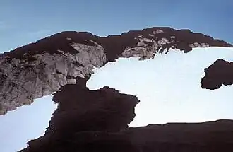 The Volcano mit mächtiger schwarzer Scoria im Vordergrund