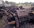 Drehgestelle und einzelne Radsätze neben den Wagenkästen, im Vordergrund Fahrmotor und Achsgetriebe der Lok (August 1984)