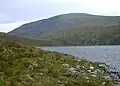 Die Nordflanke des An Coileachan, im Vordergrund Loch Gorm