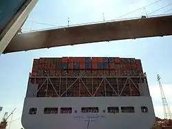 Großcontainerschiff OOCL Singapore unter der Köhlbrandbrücke (Heckansicht)