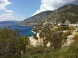 A8 im Abschnitt Kakia Skala zwischen Athen und Korinth. Links unten die Nationalstraße 8 in Nähe der Küstenlinie des Saronischen Golfs.