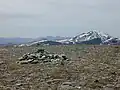 Der Gipfelbereich des Am Faochagach mit zwei Cairns, im Hintergrund der Beinn Dearg