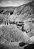 Ausgrabungen im nördlichen Bereich der Nekropole, 1906. Oben im Hintergrund der Eingang des Grabes TT10.