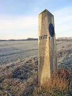 preußischer Ganzmeilenobelisk an der B&nbsp;91 bei Theißen
