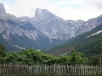 Der Kessel am Nordende des Shala-Tals mit der mächtigen Südwand des Arapi von Theth gesehen