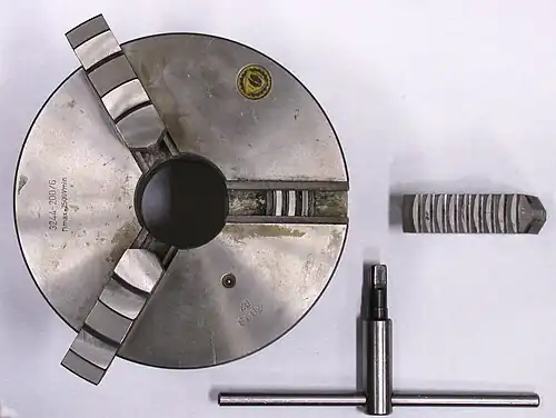 Selbstzentrierendes Dreibackenfutter mit Planspirale