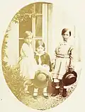 Drei der Kinder von Mr. und Mrs. Royd Smith; dieser Abzug ist vermutlich die Hälfte eines Stereobildes. Stereo-Kollodiumnegativ im Archiv der National Museums and Galleries of Wales, datiert 1856.