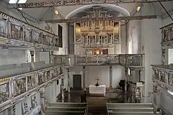Kircheninneres mit Orgel