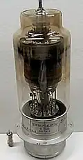 Wasserstoff-Thyratron für Radar-Pulsgenerator (max. 25&nbsp;kV / 500&nbsp;A Pulsstrom, Höhe ca. 30&nbsp;cm), daneben kleines Thyratron für Zeitrelais (Typ 2D21, ca. 60&nbsp;W).