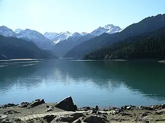 Blick über den Himmelssee zum Bogda Feng