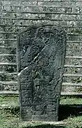 Steinstele vor Steinmauerwerk, Tikal, um 500 n.&nbsp;Chr.