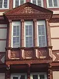 Erker mit Ornamentsschmuck und Reliefs 2023
