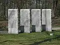 Stelen mit Namen der hier beerdigten Kriegstoten