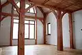 Der Innenraum eines Timberframe-Neubaus mit innenliegendem Fachwerk und außenliegender Gebäudehülle.