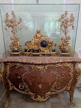 Stockuhr auf Kommode