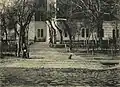Noch innerhalb der Festungsmauern führte das Straßenbahngleis in die Josefstadt am Schloss Hunyadi vorbei