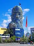 Blick vom Skanderbeg-Platz zum Hochhaus – während der Bauarbeiten im April 2025