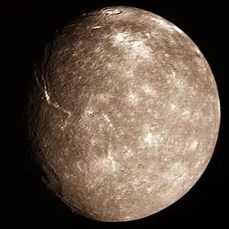 Titania, aufgenommen von Voyager 2 am 24. Januar 1986