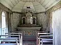 Inneres der Dorfkapelle Tittling mit neugotischem Altar.