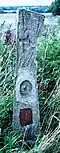 Die Erinnerungsstele an der Feldscheune bei Siblin