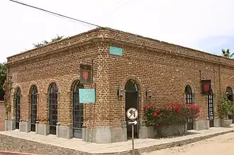 Todos Santos, The Todos Santos Inn, Calle Legaspi&nbsp;33, um 1870 als Wohnhaus erbautes Hotel mit Galerie (2006)[1]