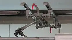 Kompakt gebauter Einholmstromabnehmer der Baureihe 9000 der U-Bahn Sapporo
