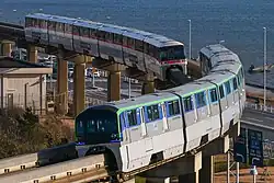 Fahrzeuge der Baureihen 1000 (links) und 10000 (rechts) der Tōkyō Monorail, einer Alwegbahn