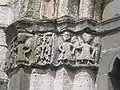 Kapitelle im Portal