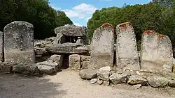 Su Monte de s’Ape – Die zentrale Stele fehlt, hinter dem kurzer Gang, (erhöht) die Kammer
