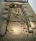 Im Museum rekonstru­ierte lango­bardische Grablege. Zum Fundgut gehören unter anderem eine Franziska, ein Sax sowie ein gläserner Pokal