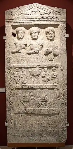 Grabstein eines einheimischen Paares, Demiuncus und seiner Frau Angulata. Heute in ungarischen Nationalmuseum. (Siehe auch: Römische Steindenkmäler aus Intercisa)