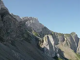 Die merkwürdige Felsbastion des Chastelendossen (Bildmitte). Links darüber das Tomlishorn