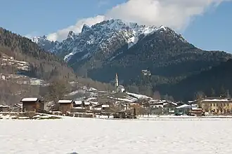 Tonadico am Ausgang des Val Canali mit Südost-Kamm der Palagruppe