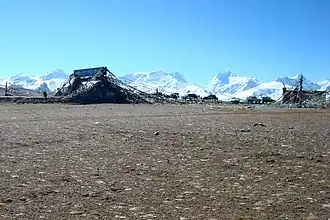 Blick von Tong La auf den Lapche Himal. Lapche Kang III ganz links, rechts daneben der Lapche Kang I.