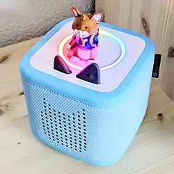 Toniebox 2 mit RGB-Leuchtring und einer Tonies-Figur.