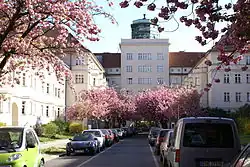 Südlicher Bereich der Ceciliengärten mit Blick auf den Atelierturm und den Torbogen