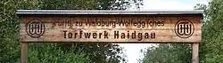 Das Schild über der Zugangstor zum Wohnplatz Haidgauer Torfwerk