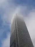 Das Gebäude umhüllt von Wolken