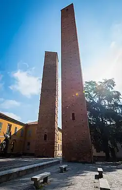 Torre del Maino, Piazza Leonardo da Vinci.