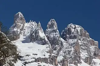 Die Westseite der Sfulmini-Kette mit dem Torre di Brenta, den Sfulmini, dem Campanile Alto und der Cima Brenta Alta (von links nach rechts)
